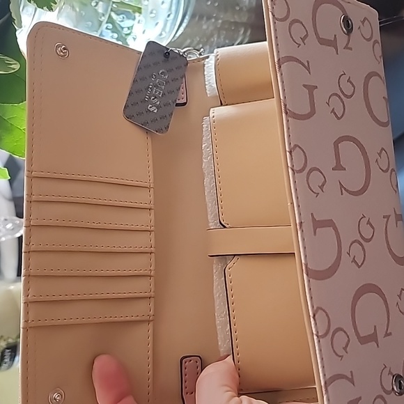 Guess Wallet. Brand new - Picture 2 of 6